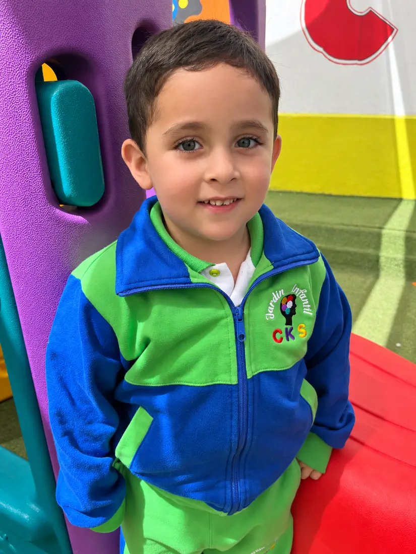 Niño del Jardín Infantil CKS sonriendo en el patio